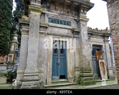 Buenos Aires, Argentinien. 28 Aug, 2017. Die defekte Tür in einer Gruft auf dem Friedhof La Recoleta in Buenos Aires, Argentinien, vom 28. August 2017. Einige bemerkenswerte Menschen sind auf dem Friedhof in aufwändigen Gräbern, von denen einige in einem Zustand der Verwahrlosung sind begraben. Credit: laurine Zienc/dpa/Alamy leben Nachrichten Stockfoto