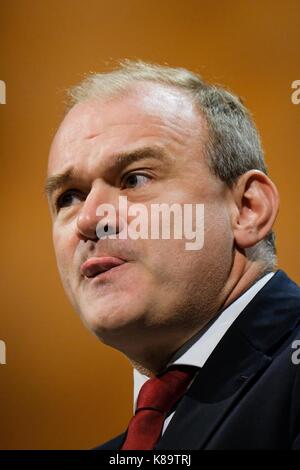 Bournemouth, UK. 18 Sep, 2017. Rt Hon Sir Edward Davey MP Adressen die Liberaldemokraten Herbst Konferenz an der Bournemouth International Centre, Bournemouth, Großbritannien - Montag, September 18, 2017. Bild: Ed Davey redete in den Terrorismus besiegen, der Schutz der Freiheitsrechte Debatte Credit: Julie Edwards/Alamy leben Nachrichten Stockfoto