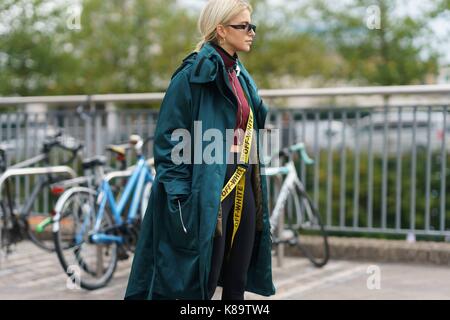 Blogger Caroline Daur posing außerhalb der Versus Versace Landebahn zeigen während der London Fashion Week - Sept. 17, 2017 - Foto: Start- und Landebahn Manhattan/Gnade Lunn *** Für die redaktionelle Nutzung nur*** | Verwendung weltweit Stockfoto