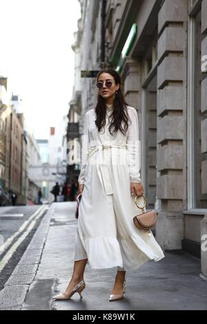 Blogger Tamara Kalinic posing außerhalb des Peter Pilotto Landebahn zeigen während der London Fashion Week - Sept. 17, 2017 - Foto: Start- und Landebahn Manhattan/Valentina Ranieri *** Für die redaktionelle Nutzung nur*** | Verwendung weltweit Stockfoto