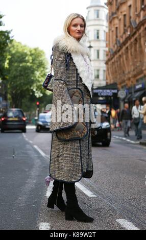 Candice See, Style Editor bei Vogue Australien, posing außerhalb der Topshop Landebahn zeigen während der London Fashion Week - Sept. 17, 2017 - Foto: Start- und Landebahn Manhattan/Valentina Ranieri *** Für die redaktionelle Nutzung nur*** | Verwendung weltweit Stockfoto
