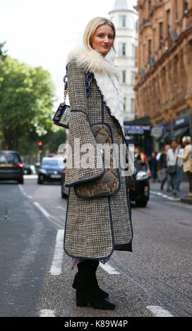Candice See, Style Editor bei Vogue Australien, posing außerhalb der Topshop Landebahn zeigen während der London Fashion Week - Sept. 17, 2017 - Foto: Start- und Landebahn Manhattan/Valentina Ranieri *** Für die redaktionelle Nutzung nur*** | Verwendung weltweit Stockfoto