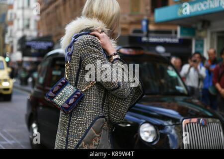 Candice See, Style Editor bei Vogue Australien, posing außerhalb der Topshop Landebahn zeigen während der London Fashion Week - Sept. 17, 2017 - Foto: Start- und Landebahn Manhattan/Valentina Ranieri *** Für die redaktionelle Nutzung nur*** | Verwendung weltweit Stockfoto