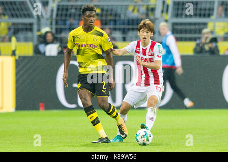 Keine VERKÄUFE IN JAPAN! Yuya OSAKO, rechts, 1.FC Köln, gegen Dan-Axl ZAGADOU, Borussia Dortmund, Aktion, Zweikampf, Fussball 1. Bundesliga, 4. Spieltag Borussia Dortmund (DO) - 1. FC Koeln 5:0, am 17.09.2017 in Dortmund/Deutschland. | Verwendung weltweit Stockfoto