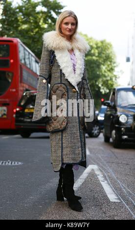 Candice See, Style Editor bei Vogue Australien, posing außerhalb der Topshop Landebahn zeigen während der London Fashion Week - Sept. 17, 2017 - Foto: Start- und Landebahn Manhattan/Valentina Ranieri *** Für die redaktionelle Nutzung nur*** | Verwendung weltweit Stockfoto