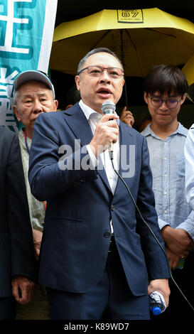 Hong Kong, Hong Kong SAR, China. 19 Sep, 2017. HONG KONG SAR, China, 19. September 2017. hku Recht Professor, Benny Tai, spricht mit den Fans und der Presse nach dem Hauptverfahren für die Zentrale Demonstration Besetzen von 2014 in Wan Chai, Hong Kong, Hong Kong SAR, China. Credit: Jayne Russell/ZUMA Draht/Alamy leben Nachrichten Stockfoto