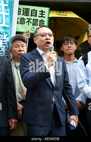 Hong Kong, Hong Kong SAR, China. 19 Sep, 2017. HONG KONG SAR, China, 19. September 2017. hku Recht Professor, Benny Tai, spricht mit den Fans und der Presse nach dem Hauptverfahren für die Zentrale Demonstration Besetzen von 2014 in Wan Chai, Hong Kong, Hong Kong SAR, China. Credit: Jayne Russell/ZUMA Draht/Alamy leben Nachrichten Stockfoto