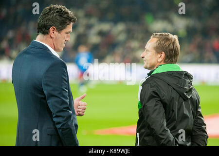 Hannover, Deutschland. 15 Sep, 2017. Jens TODT (li., Sportchef, HH) und Horst Heldt (Manager, H) reden miteinander, Fussball 1. Bundesliga, 4. Spieltag, Hannover 96 (H) - HSV Hamburg Hamburg (HH) 2:0, am 15.09.2017 in Hannover/Deutschland. | Verwendung weltweit Quelle: dpa/Alamy leben Nachrichten Stockfoto