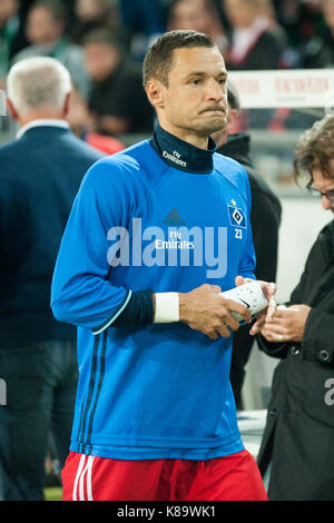 Hannover, Deutschland. 15 Sep, 2017. Neuzugang Sejad Salihovic (HH) auf dem Weg zur Reservebank, Fussball 1. Bundesliga, 4. Spieltag, Hannover 96 (H) - HSV Hamburg Hamburg (HH) 2:0, am 15.09.2017 in Hannover/Deutschland. | Verwendung weltweit Quelle: dpa/Alamy leben Nachrichten Stockfoto