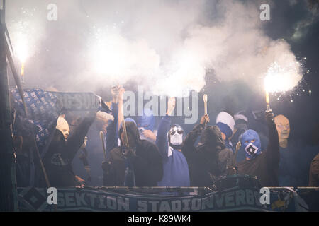 Hannover, Deutschland. 15 Sep, 2017. Hamburger Fans zuenden Feuerwerk, Pyrotechnik, Pyro, Bengalos, bengalische Lichter, Rauch, Rauchbombe, Fussball 1. Bundesliga, 4. Spieltag, Hannover 96 (H) - HSV Hamburg Hamburg (HH) 2:0, am 15.09.2017 in Hannover/Deutschland. | Verwendung weltweit Quelle: dpa/Alamy leben Nachrichten Stockfoto