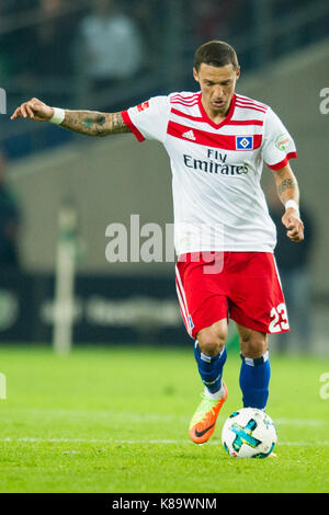 Hannover, Deutschland. 15 Sep, 2017. Sejad Salihovic (HH), mit Ball, Einzelaktion mit Kugel, Aktion, Fussball 1. Bundesliga, 4. Spieltag, Hannover 96 (H) - HSV Hamburg Hamburg (HH) 2:0, am 15.09.2017 in Hannover/Deutschland. | Verwendung weltweit Quelle: dpa/Alamy leben Nachrichten Stockfoto