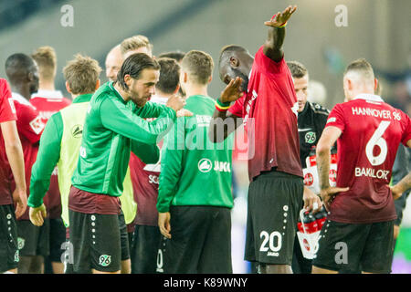 Martin Harnik (li., H) freut sich mit Salif SANE (H), Jubel, jubeln, jubelnd, Freude, Jubel, Feiern, Schlussjubel, Fussball 1. Bundesliga, 4. Spieltag, Hannover 96 (H) - HSV Hamburg Hamburg (HH) 2:0, am 15.09.2017 in Hannover/Deutschland. | Verwendung weltweit Stockfoto