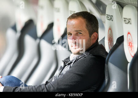 Trainer Manuel BAUM (A) auf der Bank, Fussball 1. Bundesliga, 4. Spieltag, Eintracht Frankfurt (F) - FC Augsburg (A) 1:2, am 16.09.2017 in Frankfurt/Deutschland. | Verwendung weltweit Stockfoto