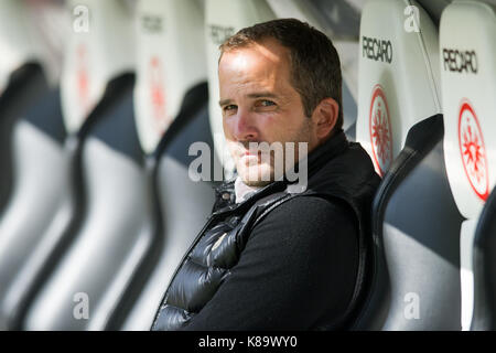 Trainer Manuel BAUM (A) auf der Bank, Fussball 1. Bundesliga, 4. Spieltag, Eintracht Frankfurt (F) - FC Augsburg (A) 1:2, am 16.09.2017 in Frankfurt/Deutschland. | Verwendung weltweit Stockfoto