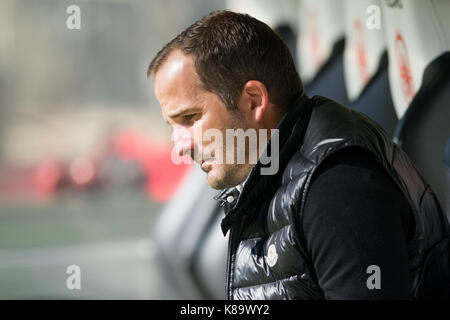 Trainer Manuel BAUM (A) auf der Bank, Fussball 1. Bundesliga, 4. Spieltag, Eintracht Frankfurt (F) - FC Augsburg (A) 1:2, am 16.09.2017 in Frankfurt/Deutschland. | Verwendung weltweit Stockfoto