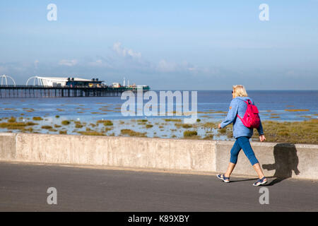 Southport, Merseyside. UK Wetter. 19. September 2017. Sonnigen Start in den Tag an der Küste, mit strahlendem Sonnenschein, wie die Flut langsam schleicht sich der Strand, die Reflexionen der Pier in der cal-Bedingungen. Die Resorts ausgedehnten Strand erstreckt sich etwa eine Meile vor der Küste kann, ist selten vollständig von den Gezeiten abgedeckt. Kredit; Quelle: MediaWorldImages/Alamy leben Nachrichten Stockfoto