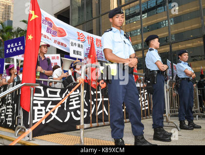 Hong Kong, Hong Kong SAR, China. 19 Sep, 2017. HONG KONG SAR, China, 19. September 2017 Pro-Beijing Demonstranten außerhalb der vorgerichtlichen Anhörung für den pro-demokratischen Besetzen zentrale demonstratiors 2014 im Wan Chai District Court. Hong Kong SAR, China. Credit: Jayne Russell/ZUMA Draht/Alamy leben Nachrichten Stockfoto