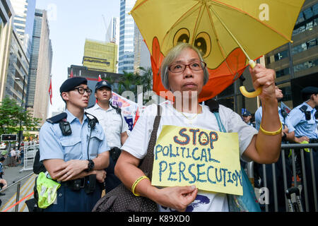Hong Kong, Hong Kong SAR, China. 19 Sep, 2017. HONG KONG SAR, China, 19. September 2017. Pro-demokratischen Demonstrant Alexandra Wong außerhalb der vorgerichtlichen Anhörung für die Zentrale Demonstration Besetzen von 2014 in Wan Chai District Court. Hong Kong SAR, China. Credit: Jayne Russell/ZUMA Draht/Alamy leben Nachrichten Stockfoto