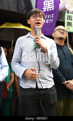 Hong Kong, Hong Kong SAR, China. 19 Sep, 2017. HONG KONG SAR, China, 19. September 2017. Tommy Cheung sau Yin zu Anhänger spricht und die Presse nach dem Hauptverfahren für die Zentrale Demonstration Besetzen von 2014 in Wan Chai District Court. Hong Kong SAR, China. Credit: Jayne Russell/ZUMA Draht/Alamy leben Nachrichten Stockfoto