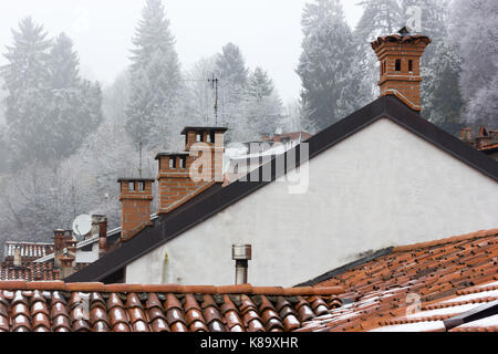 Vier alte Schornsteine gemacht Ziegel unter dem Schnee im winter Stockfoto