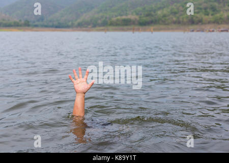 Hand des Ertrinkenden um Hilfe zu bitten Stockfoto