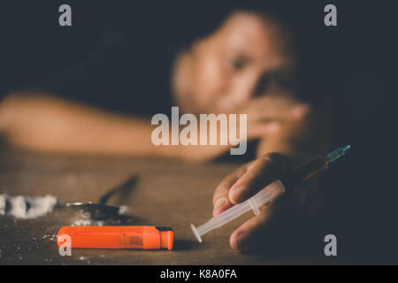 Schlechte Frau. Süchtiger Dame mit Spritze mit Drogen. Stockfoto