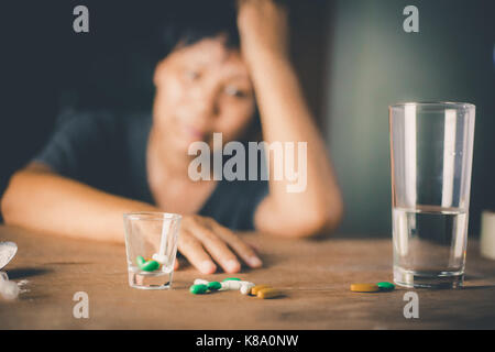 Schlechte Frau. Süchtiger Dame mit Drogen. Stockfoto