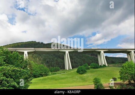 Schöne, hohe Brücke in Italien Stockfoto