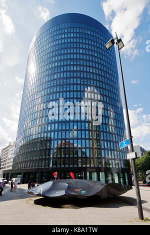 Skulptur Chip von Stefan Sous auf dem Platz von Amiens vor dem RWE-Turm in Dortmund, Ruhrgebiet, Nordrhein-Westfalen Stockfoto