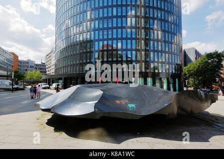 Skulptur Chip von Stefan Sous auf dem Platz von Amiens vor dem RWE-Turm in Dortmund, Ruhrgebiet, Nordrhein-Westfalen Stockfoto