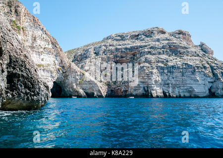 Tiefblaue Wasser an der Blauen Grotte, Malta Stockfoto