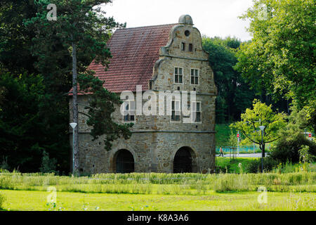 Ehemaliges Wasserschloss, Torhaus von Schloss Bruenninghausen im Landschaftspark Botanischer Garten Rombergpark in Dortmund, Ruhrgebiet Nordrhein-Wes Stockfoto