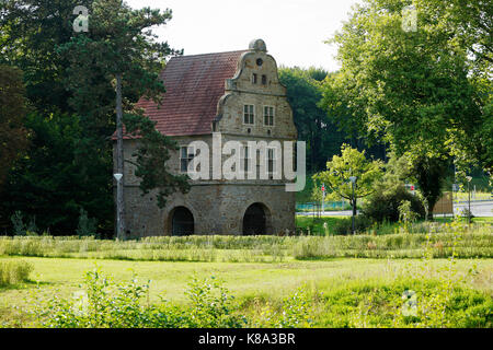 Ehemaliges Wasserschloss, Torhaus von Schloss Bruenninghausen im Landschaftspark Botanischer Garten Rombergpark in Dortmund, Ruhrgebiet Nordrhein-Wes Stockfoto