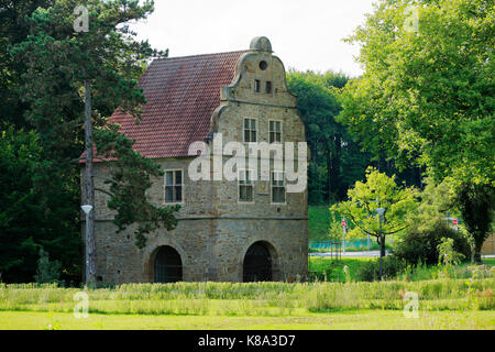 Ehemaliges Wasserschloss, Torhaus von Schloss Bruenninghausen im Landschaftspark Botanischer Garten Rombergpark in Dortmund, Ruhrgebiet Nordrhein-Wes Stockfoto