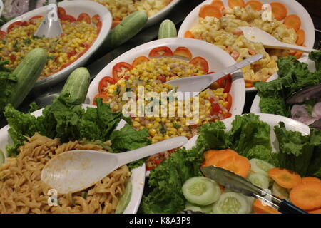 Vielfalt an Salaten zu einem Buffet in einem Restaurant Stockfoto