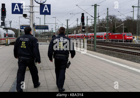 Frankfurt am Main, Deutschland - 18 März 2017: Polizei Sicherheit in Frankfurt am Main während einer Fußball-Bundesliga match, Deutschland. Stockfoto