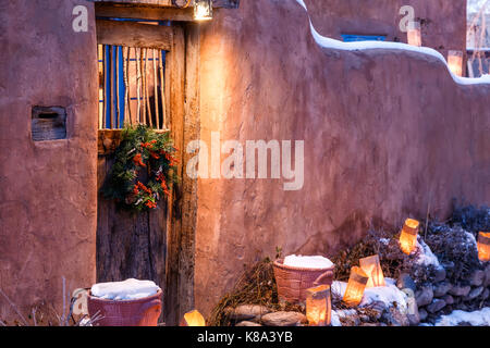 Tür mit Weihnachten Kranz und Farolitos, Farolito gehen, Canyon Road, Santa Fe, New Mexico USA Stockfoto