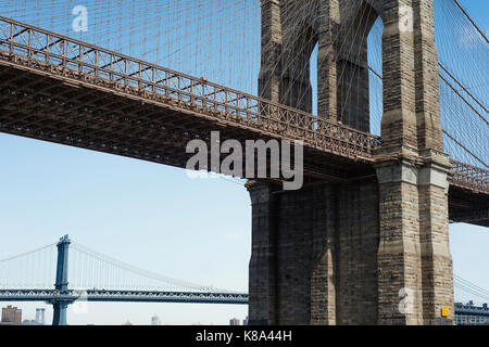 Die Brooklyn Bridge über den East River Bike Art und Weise fotografiert, mit der Manhattan Bridge im Hintergrund. Stockfoto