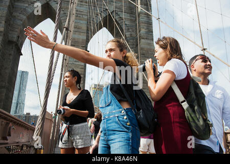 Touristen auf der Brooklyn Bridge, New York, New York. Stockfoto