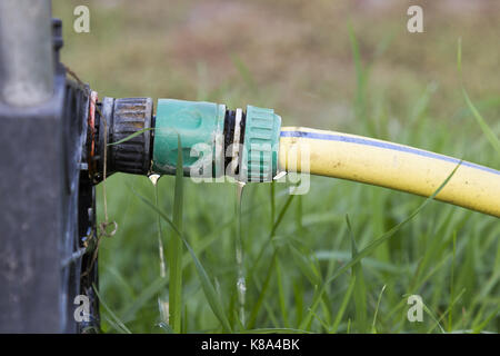 Die Verbindung wird austretendes Wasser Stockfoto