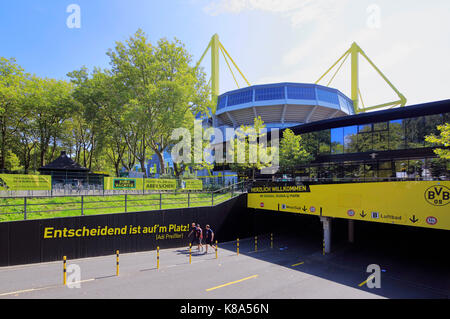 Fussballstadion Signal Iduna Park mit-Fanshop in Dortmund, Ruhrgebiet, Nordrhein-Westfalen, Heimspielstaette von Borussia Dortmund Stockfoto