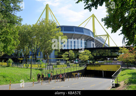 Fussballstadion Signal Iduna Park mit-Fanshop in Dortmund, Ruhrgebiet, Nordrhein-Westfalen, Heimspielstaette von Borussia Dortmund Stockfoto