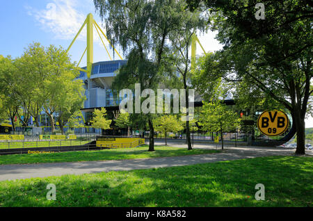 Fussballstadion Signal Iduna Park mit-Fanshop und BVB-Emblem in Dortmund, Ruhrgebiet, Nordrhein-Westfalen, Heimspielstaette von Borussia Dortmund Stockfoto