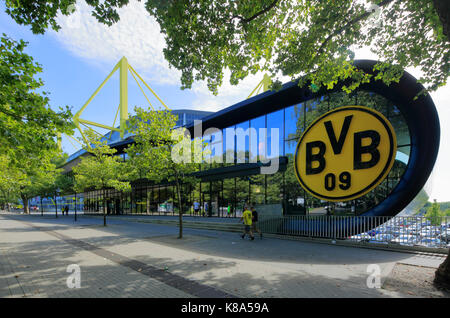 Fussballstadion Signal Iduna Park mit-Fanshop und BVB-Emblem in Dortmund, Ruhrgebiet, Nordrhein-Westfalen, Heimspielstaette von Borussia Dortmund Stockfoto