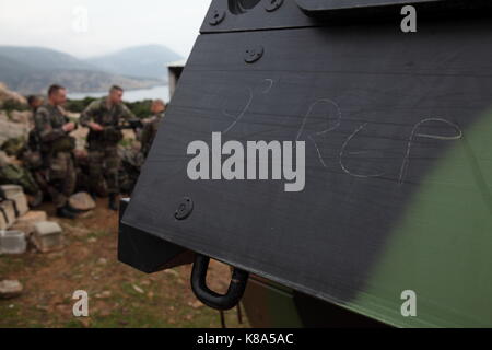 Legionnaires vom 2 REP (2. Ausländische Paratroop Regiment) machen Sie sich bereit für eine Live Fire Übung in Calvi, Korsika am 23. März 2010. Stockfoto