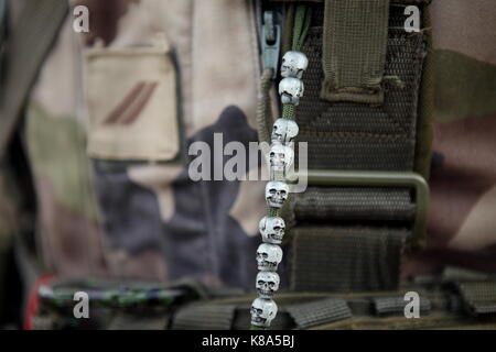 Schädel baumeln von der Weste eines 2 REP (2. Ausländische Paratroop Regiment) Legionär in Calvi, Korsika am 23. März 2010. Stockfoto