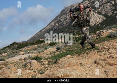 Ein Legionär aus dem 2 REP (2. Ausländische Paratroop Regiment) läuft mit einer Browning 50-Kaliber Maschinengewehr in Calvi, Korsika am 23. März 2010. Stockfoto