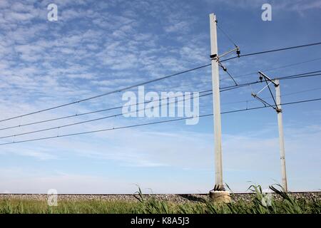 Oberleitung am Bahndamm Stockfoto