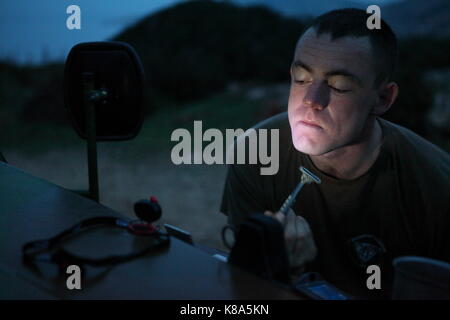 Ein Legionär aus dem 2 REP (2. Ausländische Paratroop Regiment) Rasuren mit einer Taschenlampe in Calvi, Korsika am 24. März 2010. Stockfoto