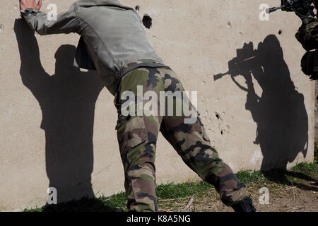 Legionnaires vom 2 REP (2. Ausländische Paratroop Regiment) Zug während einer städtischen bekämpfen Übung in Fraseli, Korsika am 24. März 2010. Stockfoto